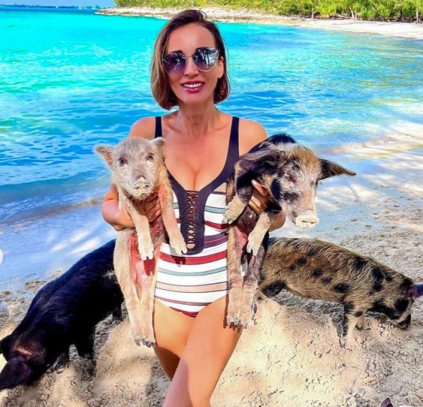Анфиса Чехова встретила 45-летие на Багамах в компании свиней (см. фото)