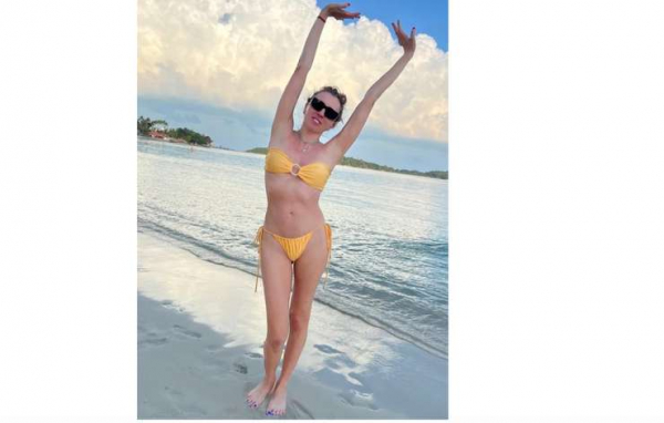 54-летняя Светлана Бондарчук поделилась откровенным фото в крошечном бикини