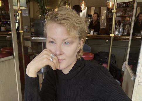 Уехавшая в Париж Рената Литвинова опубликовала фото топлес