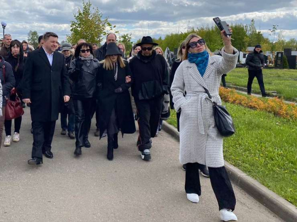 Пугачева чуть не пострадала в давке во время похорон Юдашкина