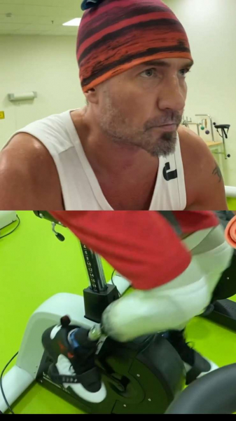 Костомаров опубликовал видео, где занимается на тренажере в протезах