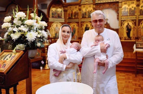 Екатерина Стриженова поделилась фото с крещения новорожденных внуков