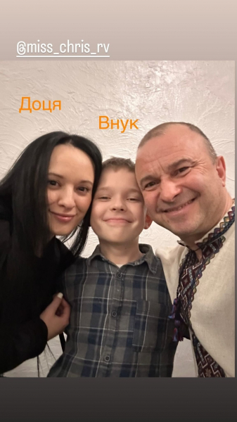 Виктор Павлик растрогал Сеть редким фото с дочкой и внуком: только посмотрите, как они похожи!