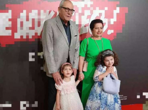84-летний Эммануил Виторган показал своих дочерей